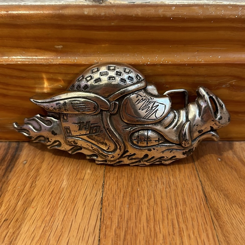 RETIRED 2005 HARLEY DAVIDSON RADICAL FLAMING WINGED HOG BELT BUCKLE